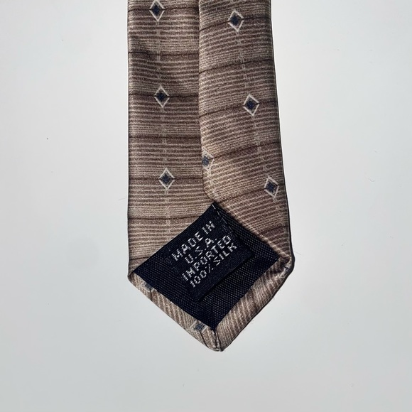 VAN HEUSEN Men’s Necktie with Beige Checked Design 100% Silk Made in USA. - Picture 3 of 4
